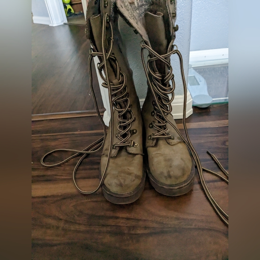 Women's size 6 lace and zip up winter waterproof boots